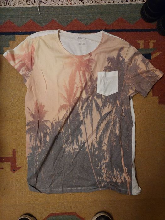 t-shirt com desenho tropical