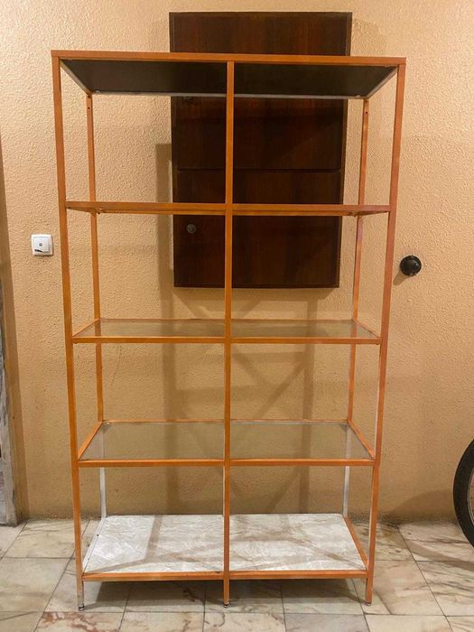 Estante em ferro com prateleiras em vidro