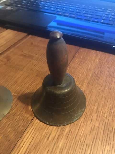 Sinos em latão antigos