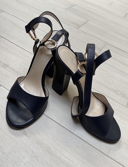 Летние босоножки Estro