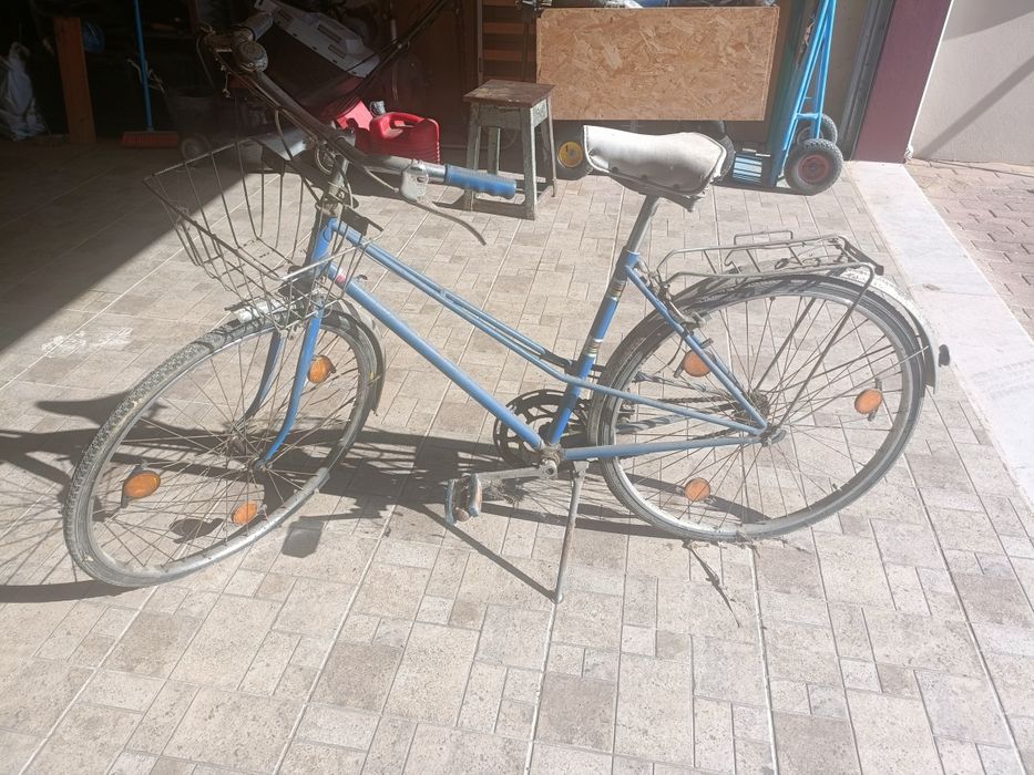 Bicicleta antiga com cesto