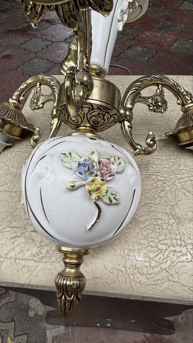 Люстра фарфоровая с бронзой, стекло матовое фигурное, Италия