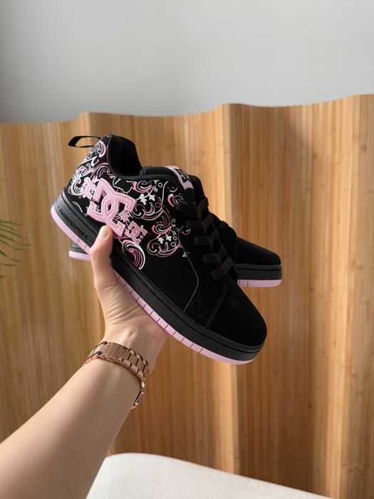 BILTBUCKLot.744 Pink x Black スエード　シューズ SALE! DC Shoes Court Graffik Black/Pink Sabbath 36 37 38 39 40 41