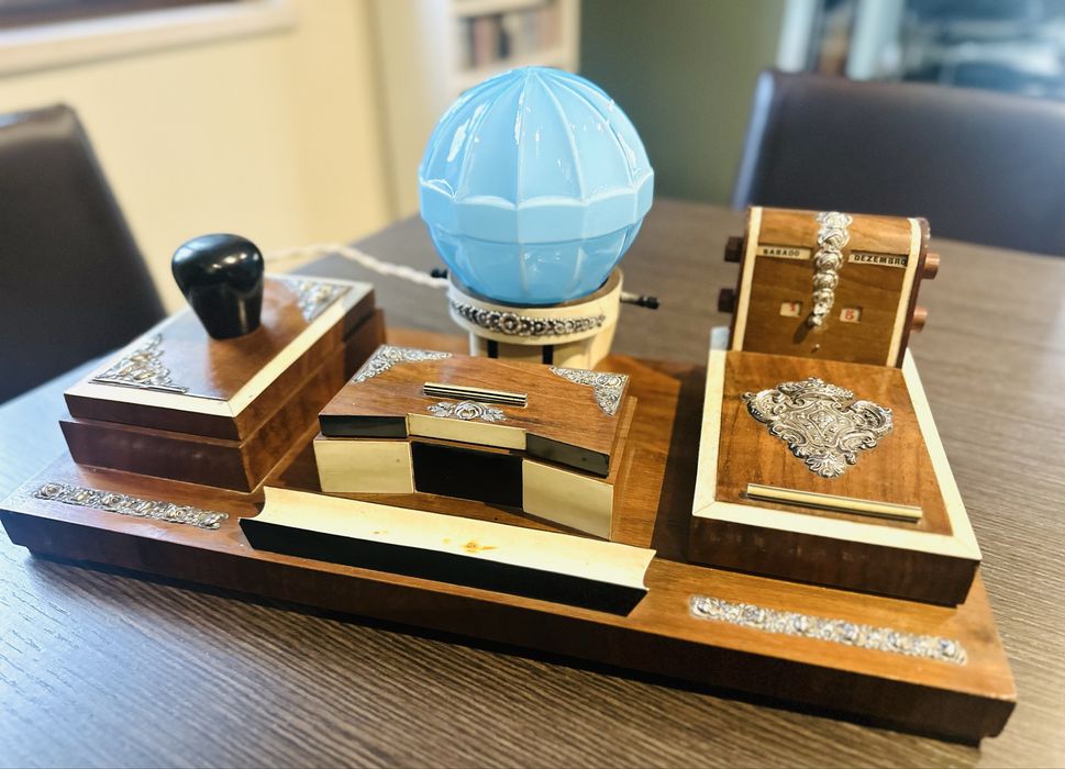 Escritorio antigo em madeira com simbolo monarquia portuguesa em prata