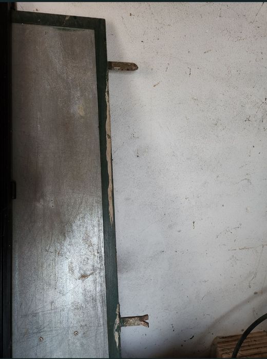 Porta galvanizada numa aldeia do Alandroal, freguesia de Terena.