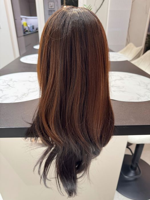 Długa Peruka syntetyczna w kolorze brąz z grzywką