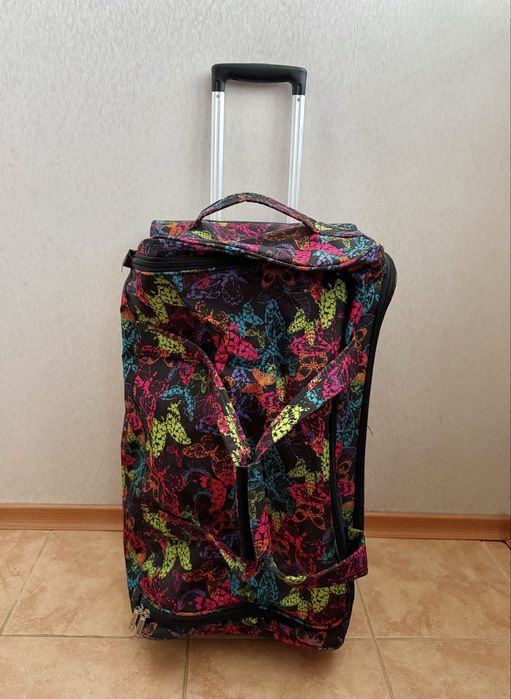 Сумка на колесах AIRTEX 65x35x25 з яскравим принтом метеликів
