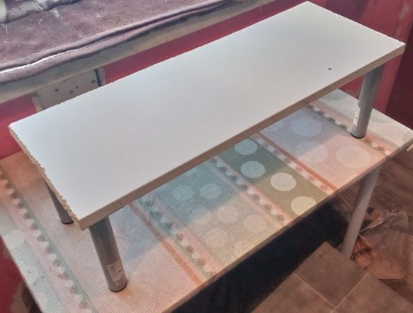 Półka na buty na nogach.