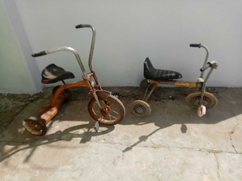 dois triciclos de criança, anos 70 e 80, para restauro