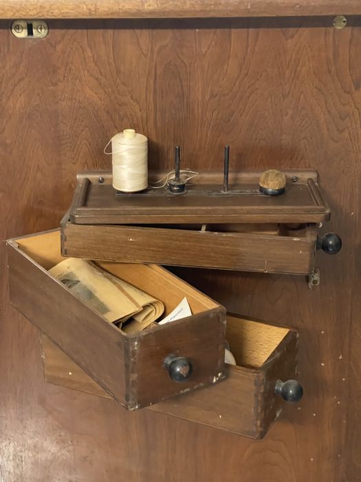 Máquina de costura PFAFF de pedal com móvel original – séc. XX