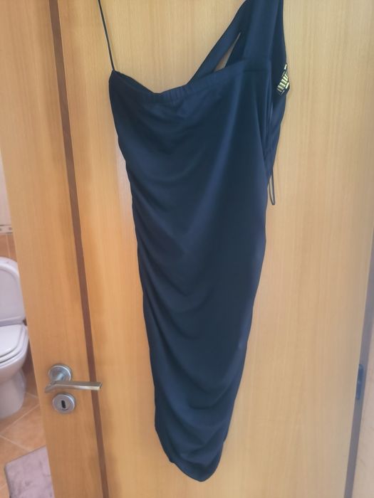 Vestido plissado preto e dourado