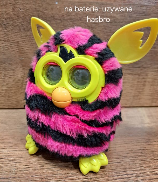 Hasbro furby w paski na baterie.