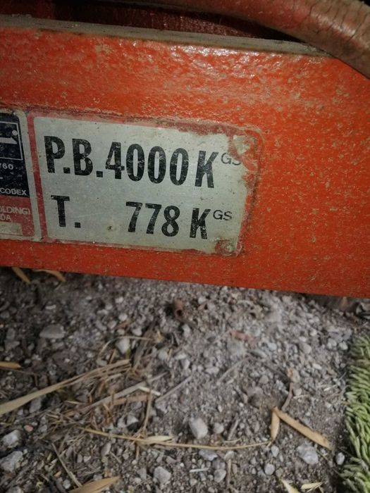 Reboque tribaaculante