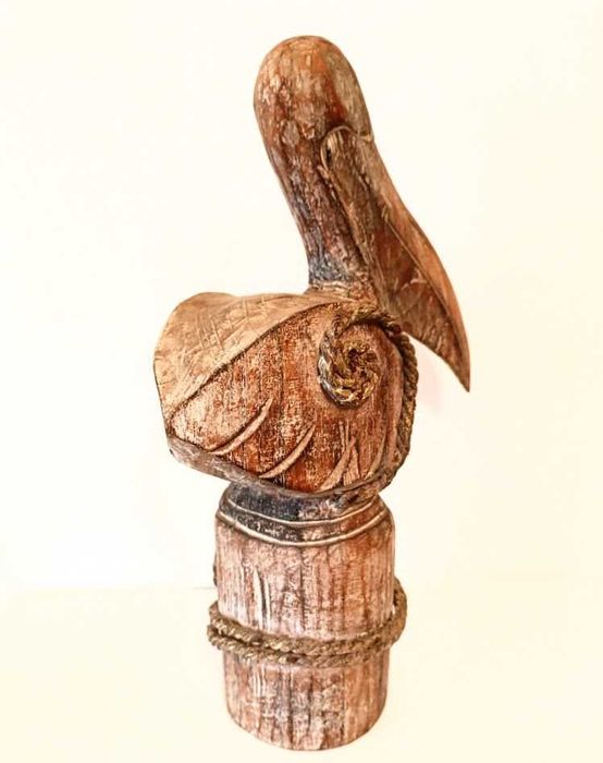 Estatueta vintage de pelicano em madeira artesanal