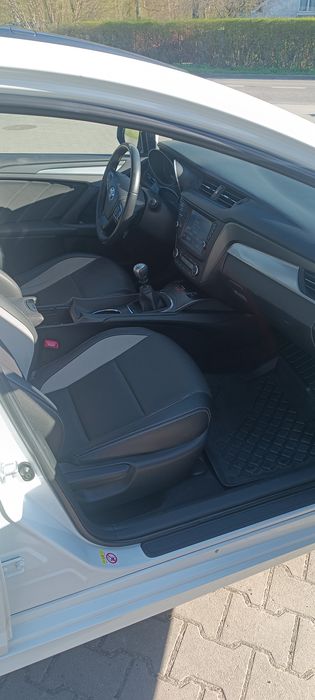 Toyota Avensis  1.8 LPG Biała Perła