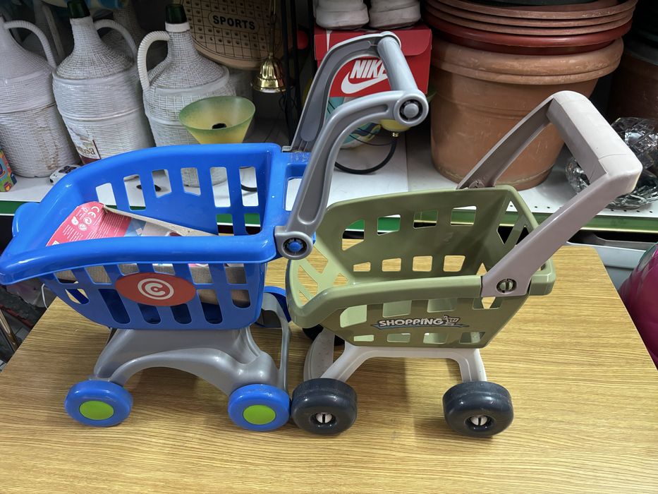 Brinquedos de praia e dois carrinhos com rodinhas