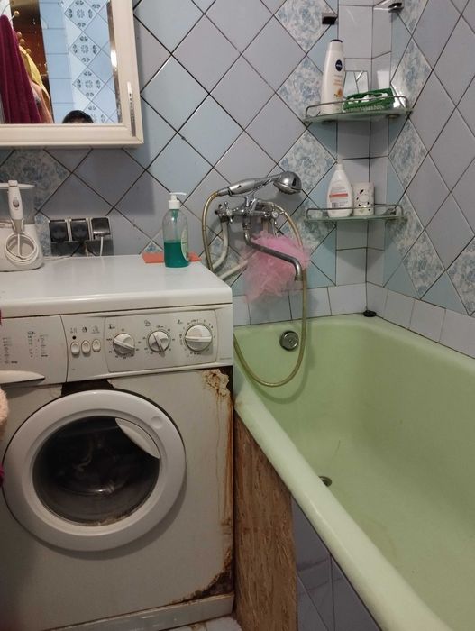Метро Холодная Гора продам 2- к. квартиру.