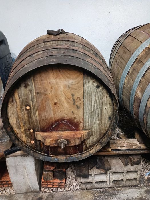 Pipas para vinho em madeira.