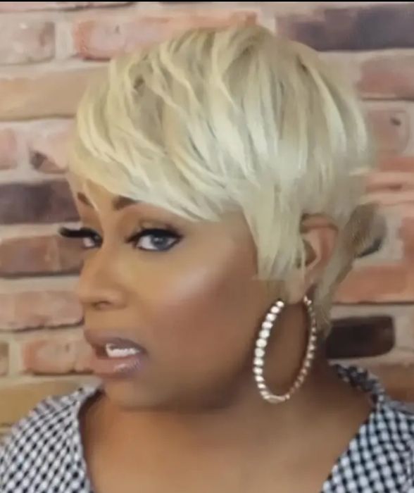 Krótka peruka platyna