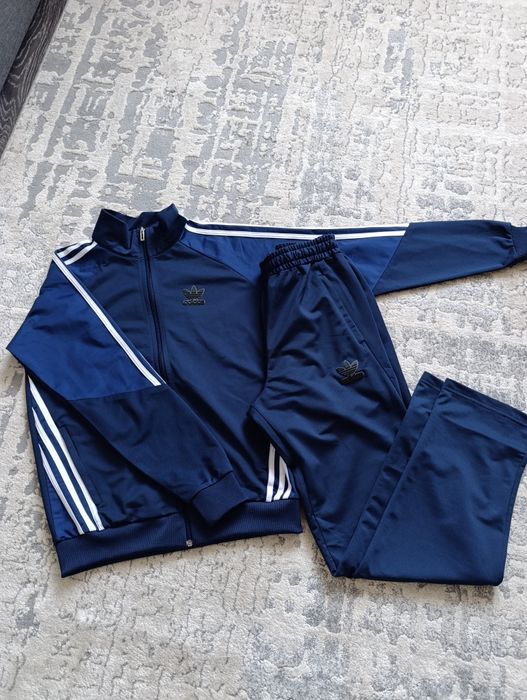 Чоловічий спортивний костюм