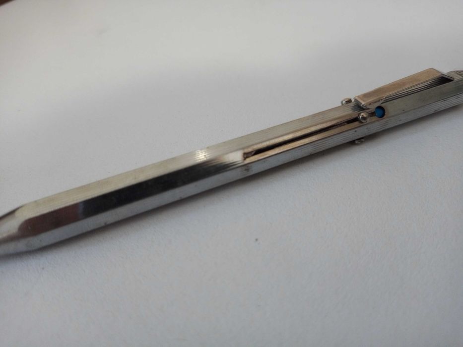 Vendo Caneta linda Prateada, 4 cores, de carga 10€