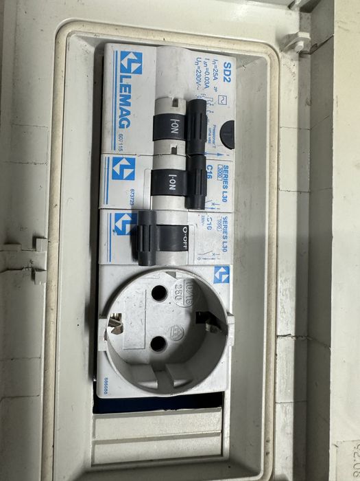 Quadro dijuntor diferencial e tomada