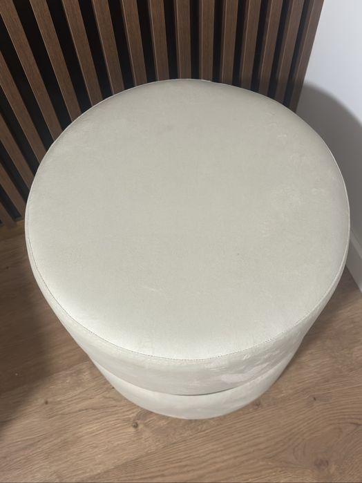 Puff redondo de 45 diâmetro com aro em inox preto polido