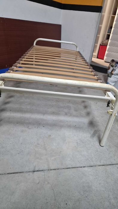 Cama desmontável com rodas