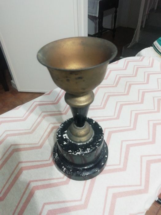 Taça antiga usada