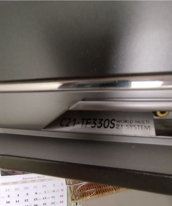 Телевізор Hitachi з тримачем на стіну