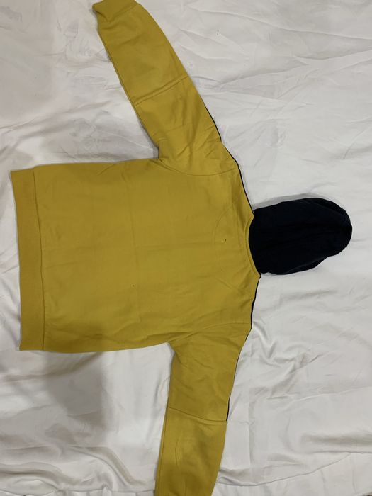 casaco fato de treino amarelo , para menino com 10 anos, em bom estado