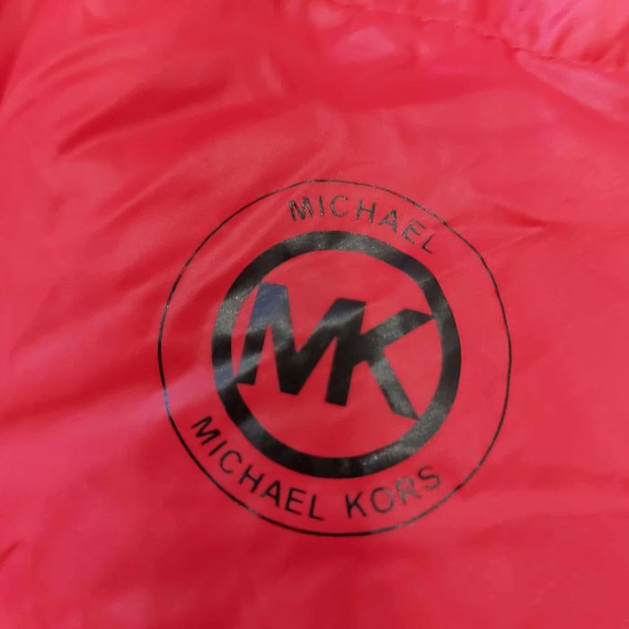 damska puchowa kurtka na suwak z kapturem marki Michael Kors