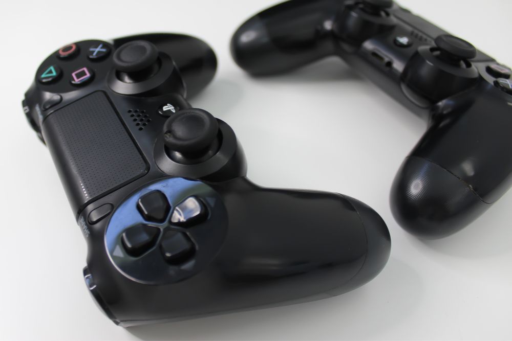 PS4 1Tb/ 2 comandos/ 1 cabo de carregamento/ Caixa original