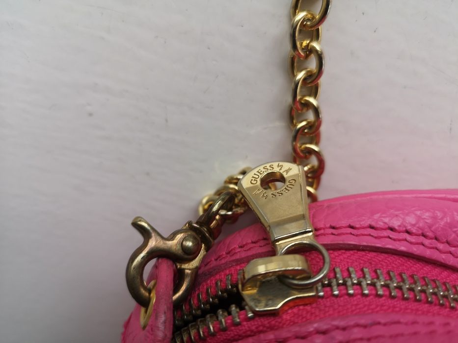 Шкіряна маленька сумка Guess