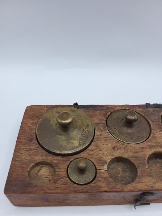 Zestaw starych odważników