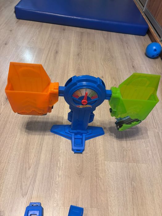 Ігровий набір «Шалена перевага» hot wheels в гарному стані, з двома машинками
