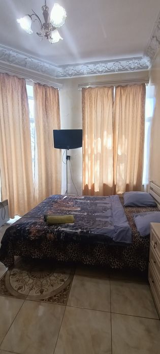 Сдам  2х комнатную  квартиру  ЦЕНТР  улица  БУНИНА / Александровский проспект