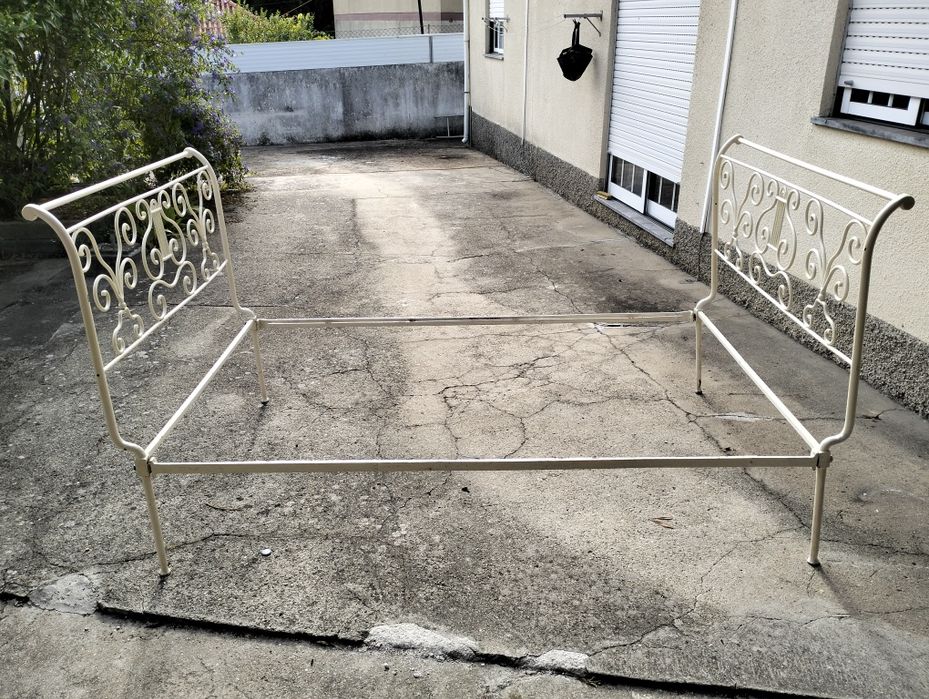 Cama de ferro antiga corpo e meio