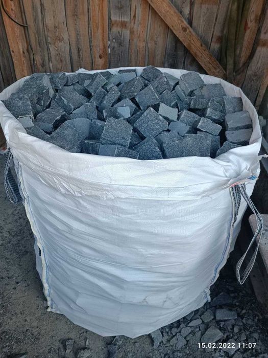 Бруківка для вантажних авто.