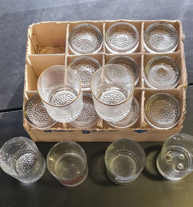 Decorative items: various crystals, jugs, plates..64750810366081124