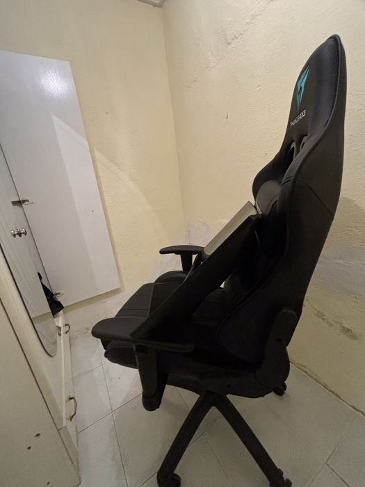 Monitor gamer junto com cadeira gamer estado praticamente novo