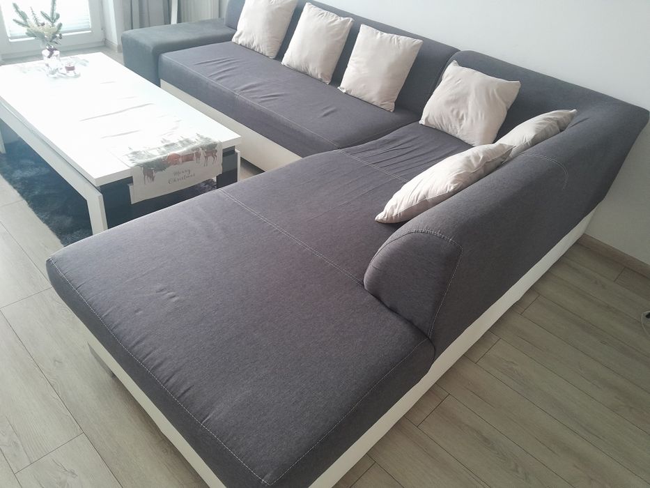 Narożnik w kolorze ciemnoszarym z funkcją spania