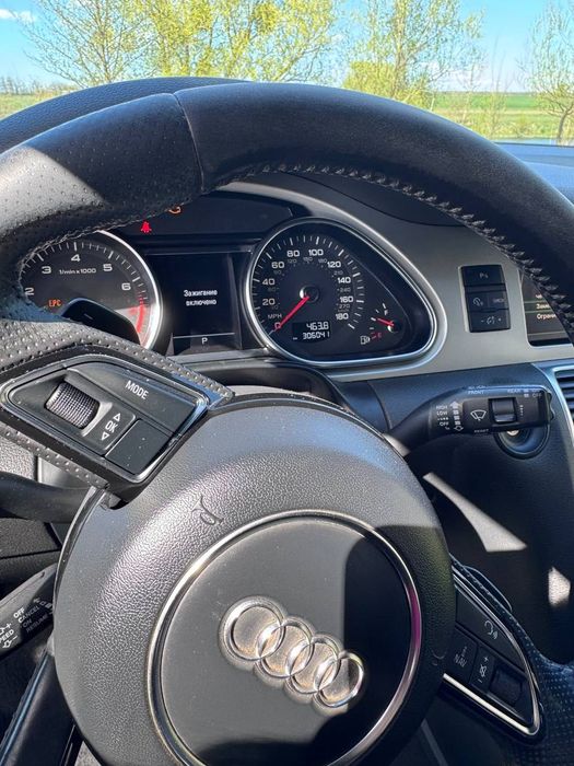 Автомобіль AUDI Q7