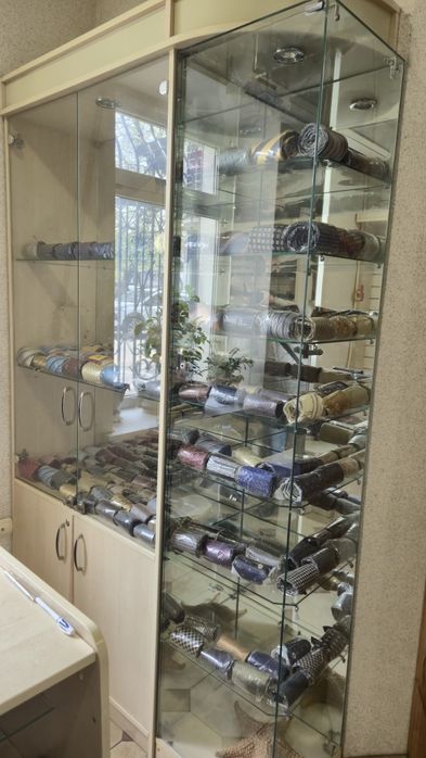 Шафа-вітрина з підсвіткою