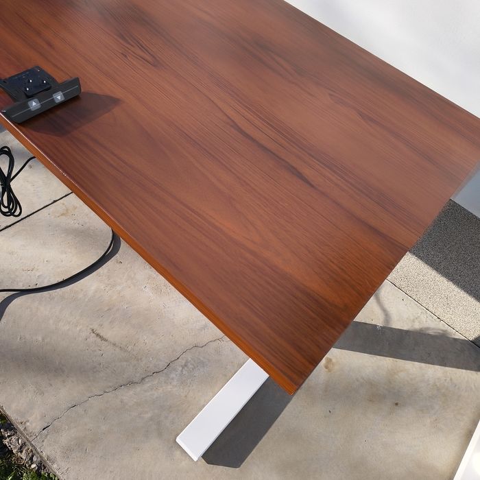 Biurko z regulacją wysokości elektryczna .