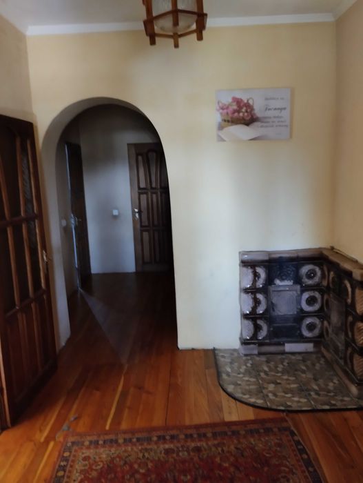 Будинок з приміщенням та обладнанням для шиномонтажу