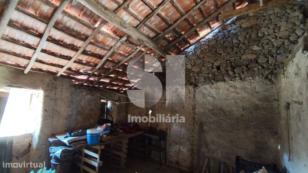 Ruína tradicional em pedra com potencial para reconstrução