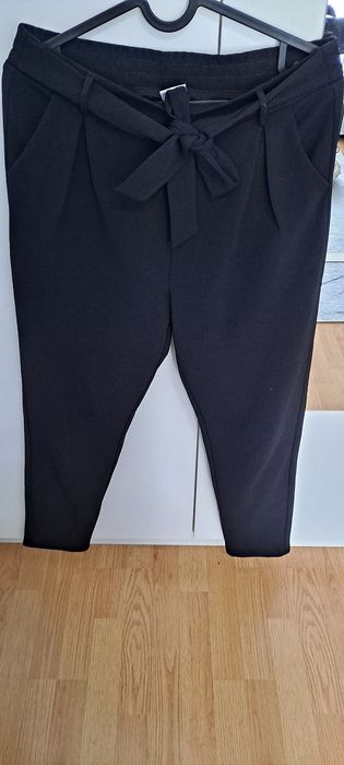 Czarne spodnie z paskiem page young r.170 cm