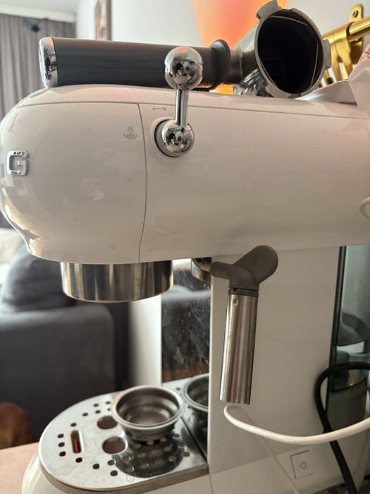 SMEG ekspres kolbowy bialy