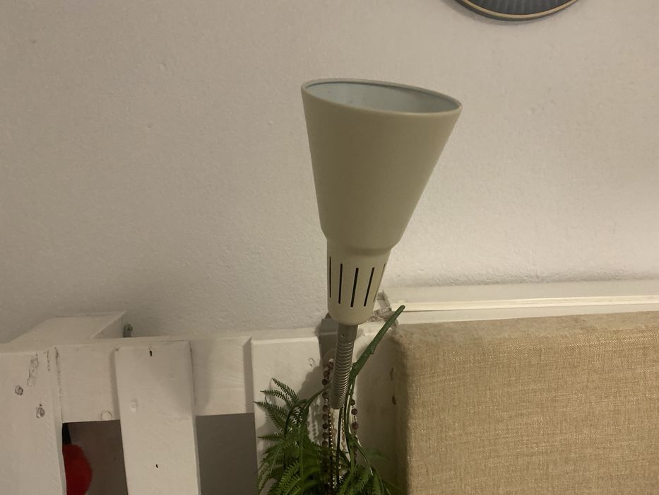 Cama de casal com cabeceira e luzes led